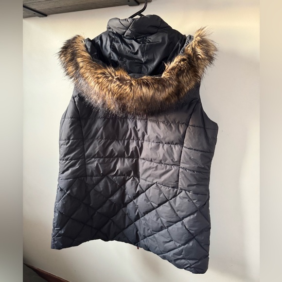 The North Face Women's Charcoal Puffer Vest - Picture 2 of 3